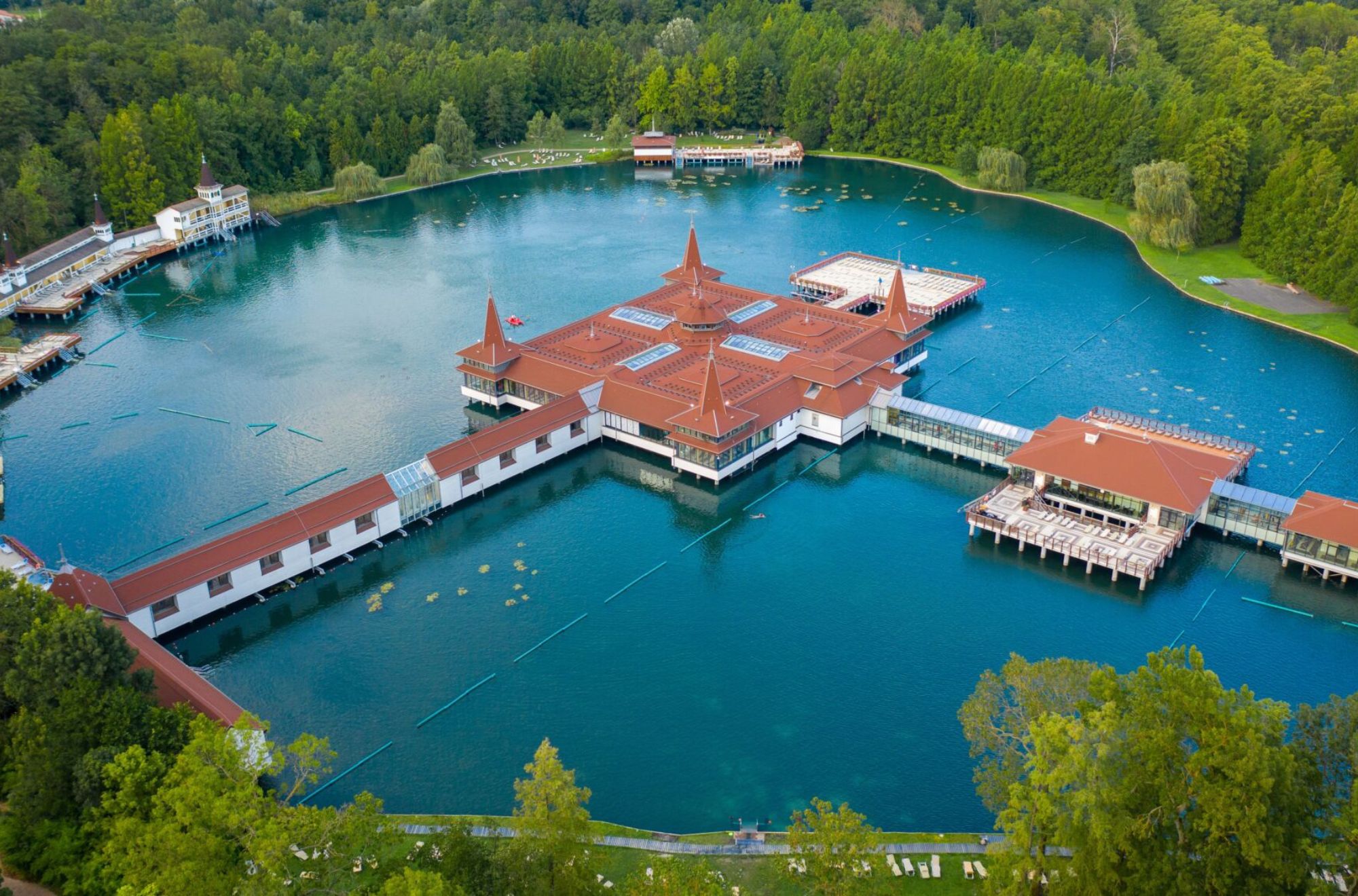 Термальная лечебная вода одного курортов венгрии содержит. Озеро Хевиз Венгрия. Озеро Хевиз (Lake Hévíz). Озеро Балатон Хевиз. Ozero HEFIZ.